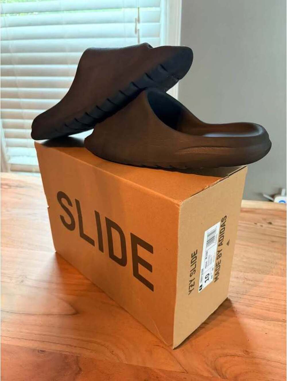 Adidas Yeezy Slide YZY Onyx Size 10 Damaged